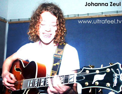 Johanna Zeul probt in ihrem Uebungsraum in Berlin mit Gitarre. Photo: h.r.fox @ ultrafeel.tv