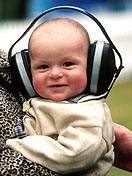 Baby mit Kopfhörer.