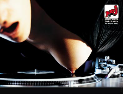 Radio Energy Anzeige: Sexistische Werbung? Frau mit nacktem busen bedient plattenteller. Sexist advertisement? Woman with naked breast plays turntables. 