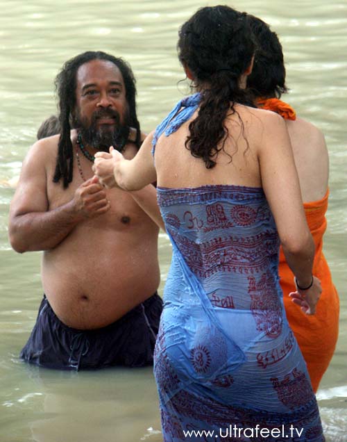 Mooji. Moji. Muji. Guru and satsang teacher, taking a bath with ladies. Tiruvannamalai.